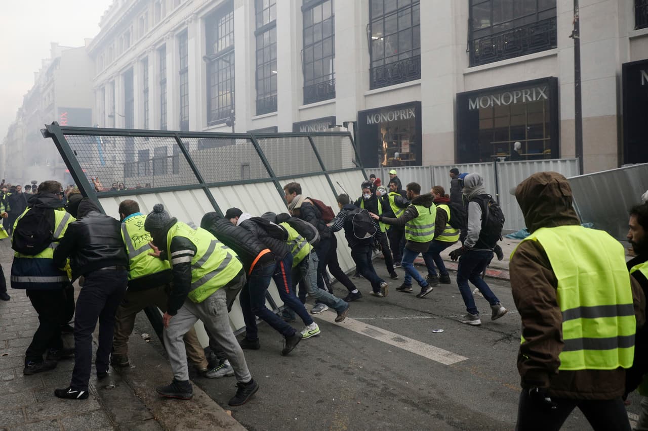 Los manifestantes, que se hacen llamar ‘los chalecos amarillos’, instalaron una barricada en la calle adyacente a la famosa avenida de los Campos Elíseos, durante las protesta. "No estamos aquí para derribar policías, hemos venido para que el gobierno nos escuche, que escuche a su pueblo. Aquí no queremos política, ni sindicato. Denunciamos la violencia de los pseudomanifestantes", declaró a la AFP Laetitia Dewalle, de 37 años, una de las portavoces de los "chalecos amarillos". AP/Kamil Zihnioglu.