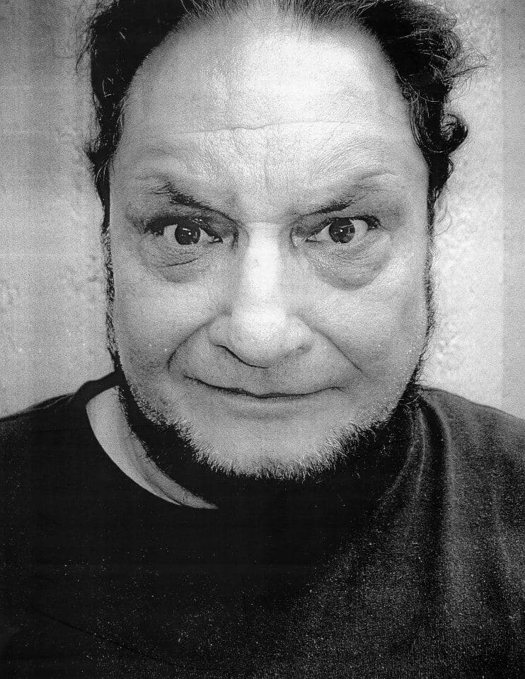 También trabajó como director en películas como 'Asesino de medianoche', 'El reloj de la muerte', 'Cartel de droga' e 'Invocación satánica'.