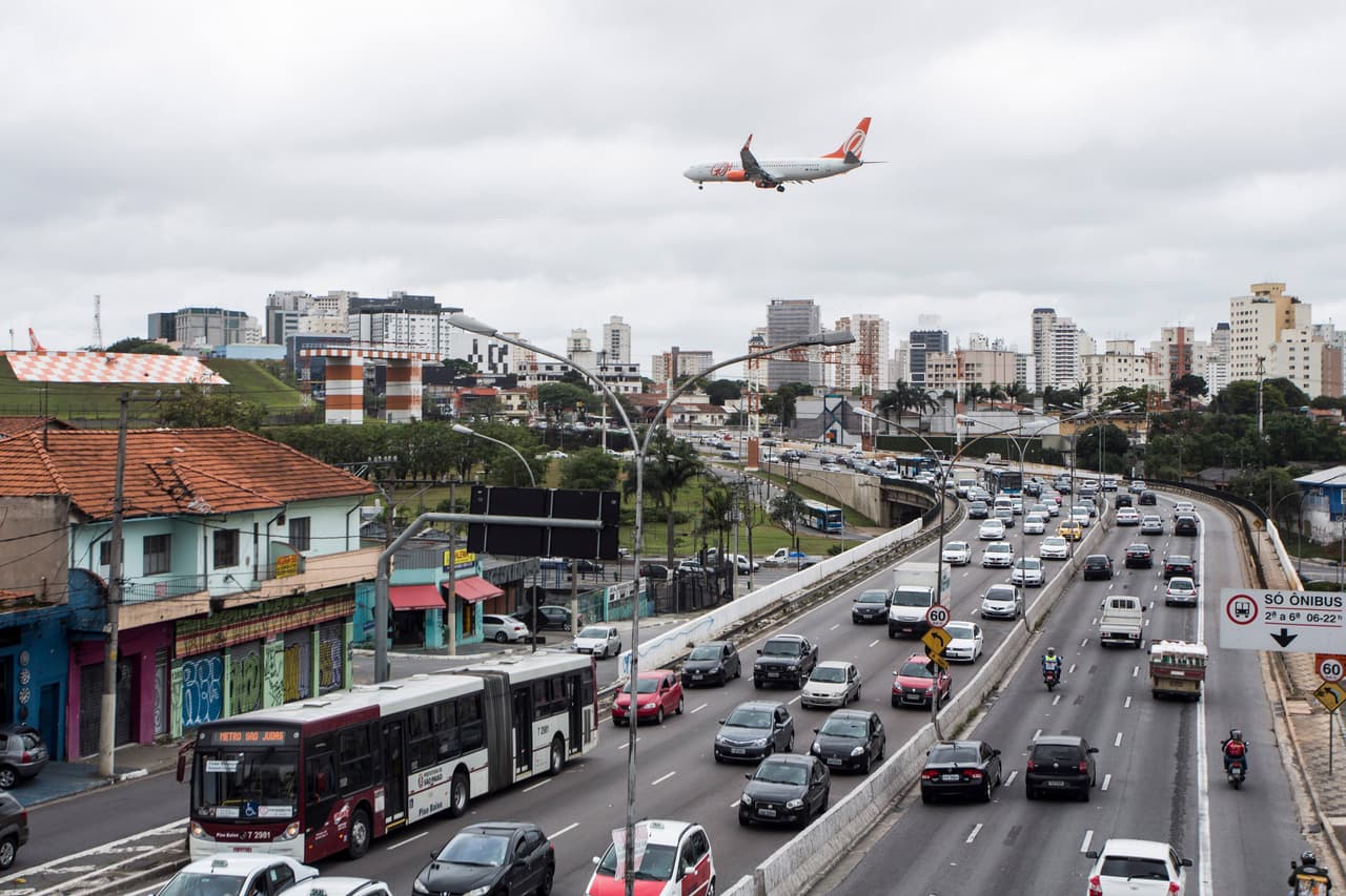 <b>Congonhas, Brasil</b>
<br>
<br>La pista del aeropuerto nacional de São Paulo sufría un problema con el drenaje que 
<a href="https://www.nbcnews.com/id/wbna19849850"><u>causó un serio accidente en 2007</u></a>. Aunque fue repavimentado, el aeródromo a solo unas millas del centro de la ciudad sigue siendo complicado para los pilotos. 
<br>
<br>Está rodeado por indetenible expansión urbana, lo que significa que la aproximación a se realiza muy cerca de edificios residenciales y tejados.