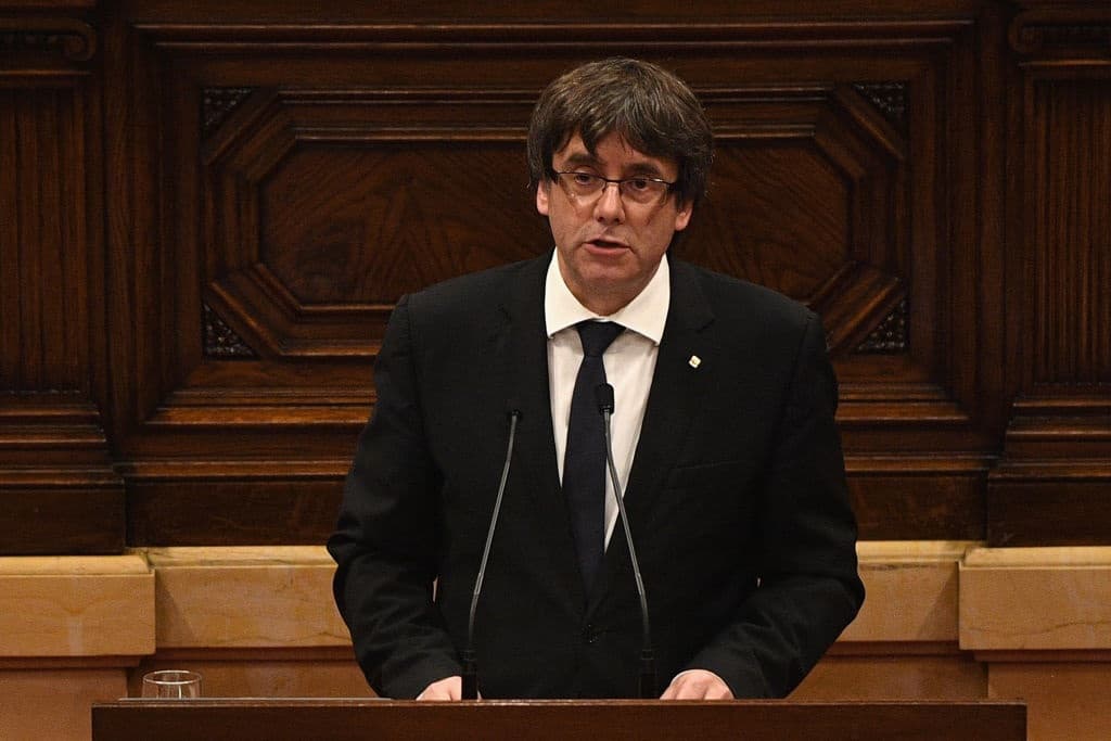 Carles Puigdemont, presidente de Cataluña, durante su intervención en el Parlamento regional.