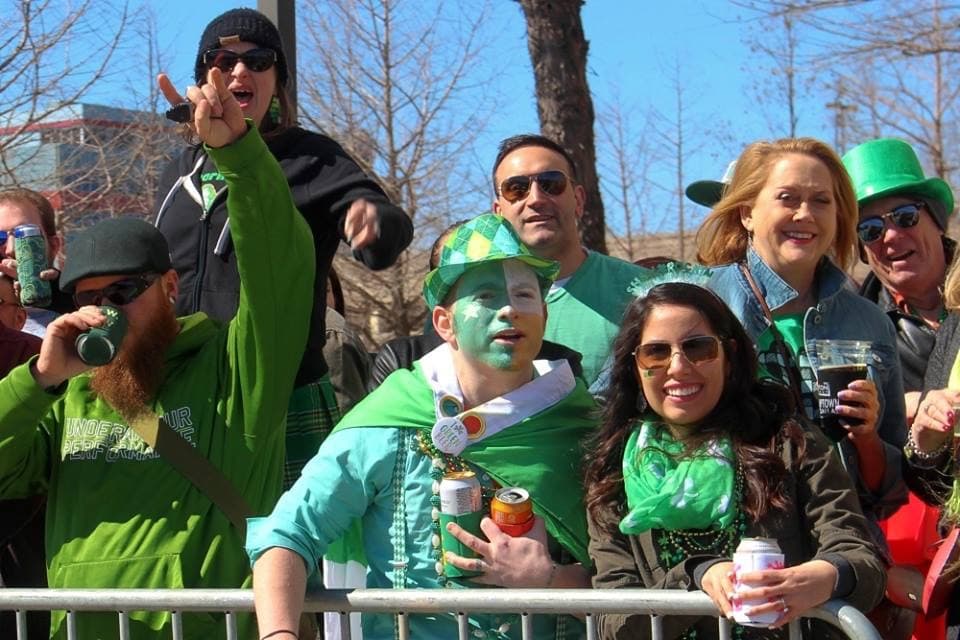 La multitud observaba con alegría a los participantes del desfile.