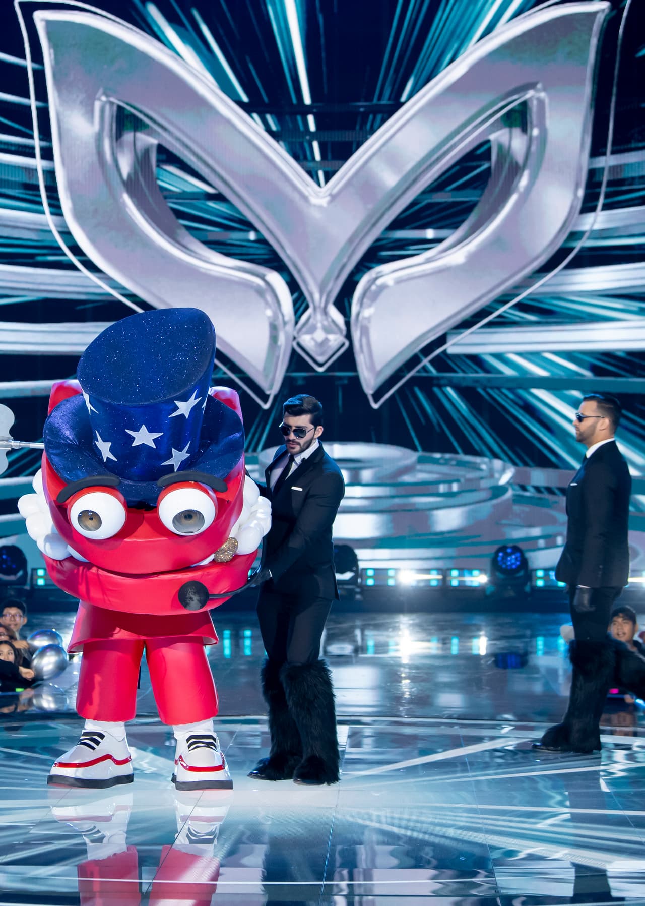 ¡Fuera máscara!: el equipo de seguridad ayudó a Dientes a revelar su personalidad.