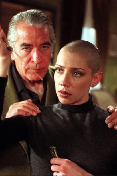 Este melodrama, que tendrá su remake en version serie proximamente, también contó con las actuaciones de Enrique Rocha y Cynthia Klitbo, quien impresionó por su convincente interpretación, pues en una de las escenas se rapó frente a las cámaras.