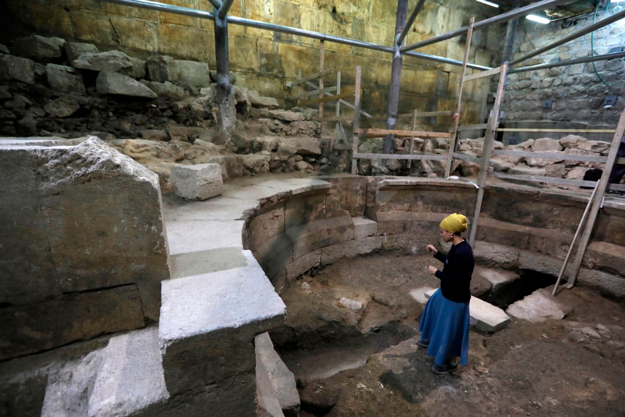 Desde el comienzo de la investigación arqueológica en Jerusalén hace más de 150 años, se han estado buscando edificios públicos mencionados en textos históricos y fuentes escritas de la época del Segundo Templo (cuando Jerusalén se convirtió en colonia romana), particularmente este tipo de teatros.
<b>Había muchas teorías sobre la ubicación de estos complejos, pero no se sabía donde estaban, hasta ahora. </b>