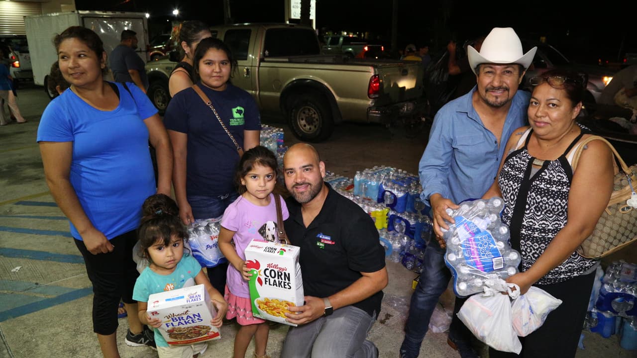 Así fue la entrega de ayudas por 'El Bueno, La Mala y El Feo' en Port Arthur, una de las localidades más afectadas por el huracán Harvey.