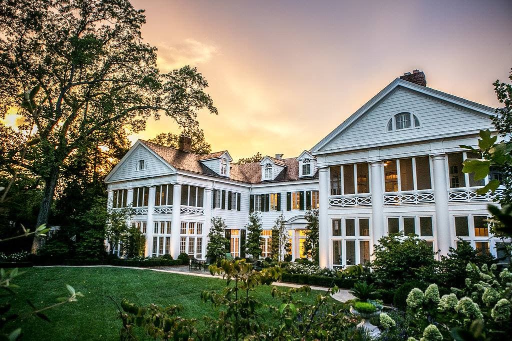 <b>The Duke Mansion (Charlotte) </b>
<br>
<b>Sitio web</b>: 
<a href="https://dukemansion.com/">https://dukemansion.com/</a> 
<br>
<b><a href="https://maps.app.goo.gl/Ndro1gQpFu3Wodmq9">Cómo llegar</a> </b>
<br>
<br>La Duke Mansion es conocida por sus habitaciones magníficamente decoradas y sus hermosas instalaciones para eventos, pero también es famosa por ser el hogar del fantasma de Jon Avery. Jon Avery, uno de los primeros propietarios de la mansión, y su esposa se mudaron allí durante la década de 1920. Su esposa, cuya salud empeoraba, finalmente fue enviada a una institución mental.