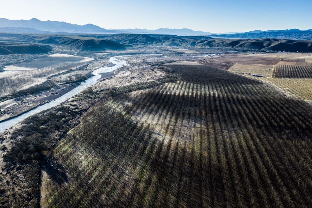 <b>Puesto 9. Sonora | Almacenamiento: 62%</b>
<br>
<br>La Comisión Nacional del Agua, o Conagua, reporta que las presas en Sonora se encuentran, en promedio, al 62%. Sin embargo, el mismo organismo que atiende las regiones de la Cuenca del noreste del país señala que las 11 obras hidráulicas que se encuentran dentro del territorio del estado están en un porcentaje mucho más bajo, del 28%.
<br>
<br>Los problemas de sequía comenzaron el año pasado, cuando se reportó que las presas estaban al 58% de su capacidad. De acuerdo con la Secretaría de Agricultura, las pérdidas económicas ocasionadas por esta sequía ascienden a más de 8,000 millones de pesos mexicanos (395 millones de dólares) y se han dejado de producir un millón de toneladas de alimentos.
<br>
<br>En la imagen se observa una vista aérea de La Morita y el río Bavispe, que han sido afectados por la sequía.