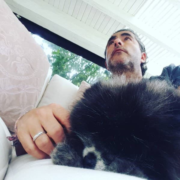 Raúl Araiza disfruta mucho de acariciar y mimar a su pequeña peluda.