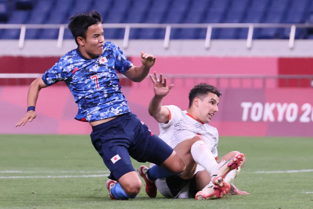 La selección mexicana cae ante los locales 2-1 durante su segundo partido en los Juegos Olímpicos de Tokyo 2020. México se jugará su pase a Cuartos de Final el miércoles ante Sudáfrica. Takefusa Kubo anotó el primer tanto para la escuadra nipona, seguido de Doan al 11'; el 'Piojo' Alvarado anotó al minuto 85' pero no le alcanzó a la escuadra azteca.