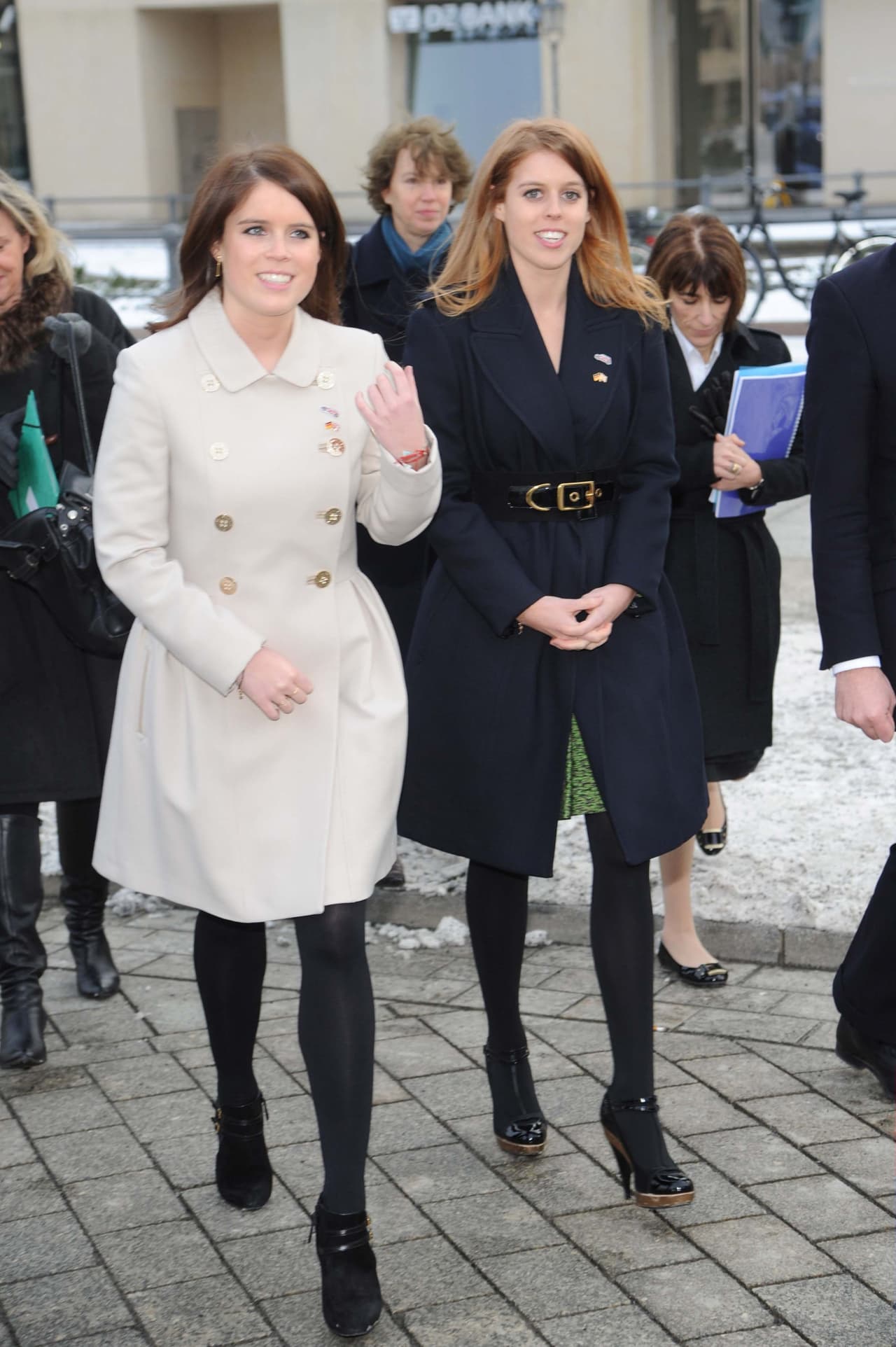 Eugenie, aquí con su hermana mayor, Beatrice, no tiene un estilista personal, así que ella misma es quien elige sus atuendos ya sean casuales o de fiesta, y hasta ahora ha demostrado tener muy buen ojo para la moda.