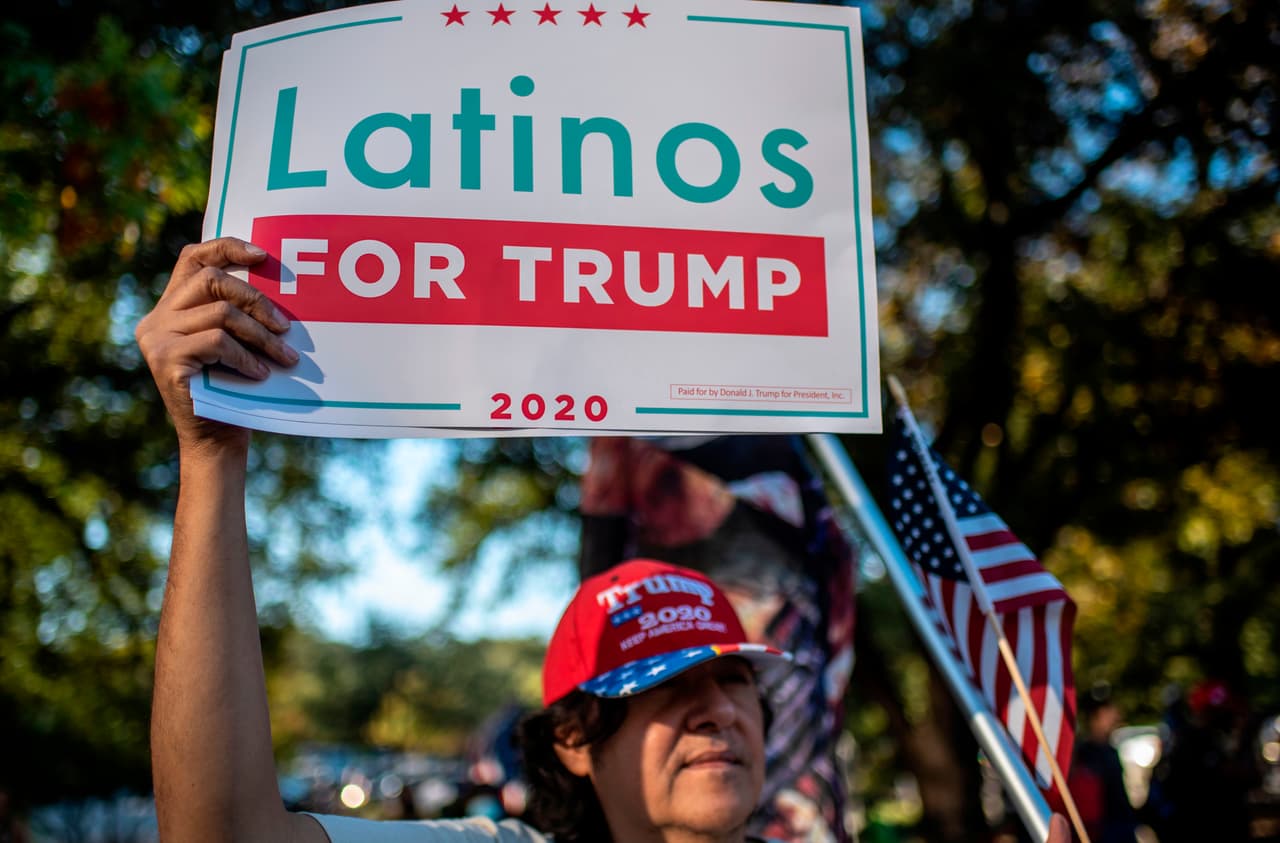 También el sábado, un grupo de simpatizantes de Donald Trump se manifestaron en Austin, la capital texana. En la imagen aparece un hombre con un letrero de "Latinos for Trump".