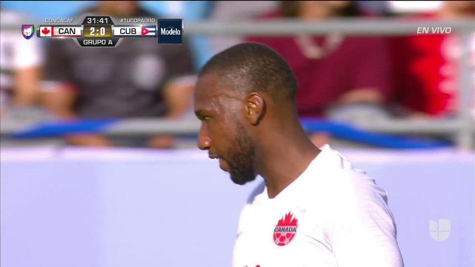 Tiro desviado de David Junior Hoilett