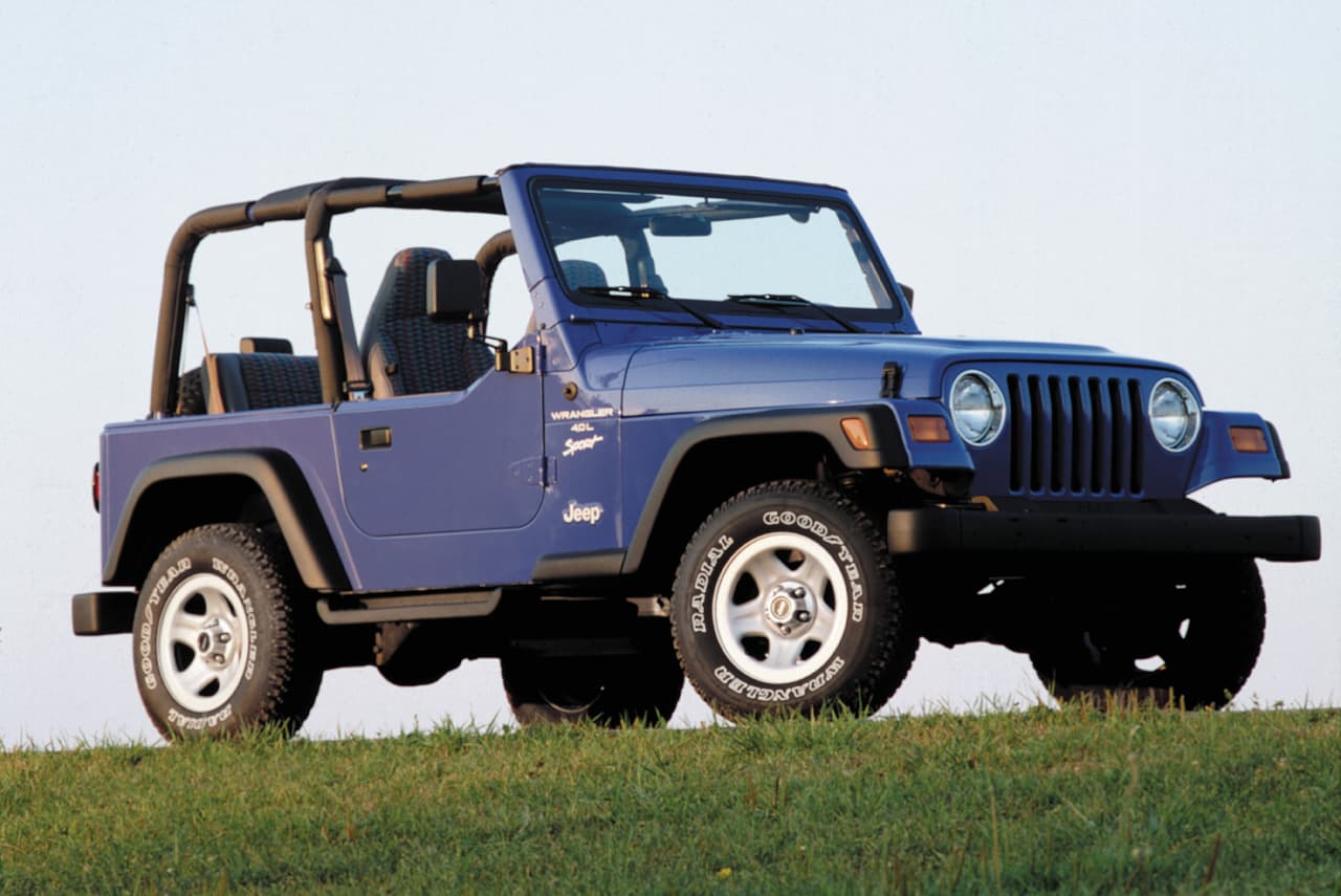 1997 vio la llegada de la segunda generación del Jeep Wrangler, también conocida como el
<b>T</b>J. Este fue el primer Jeep diseñado por Chrysler. El nombre código de este modelo fue el de TJ y será siempre recordado como diseño que trajo de vuelta los
<b> faros redondos</b> al frontal del icónico modelo.
