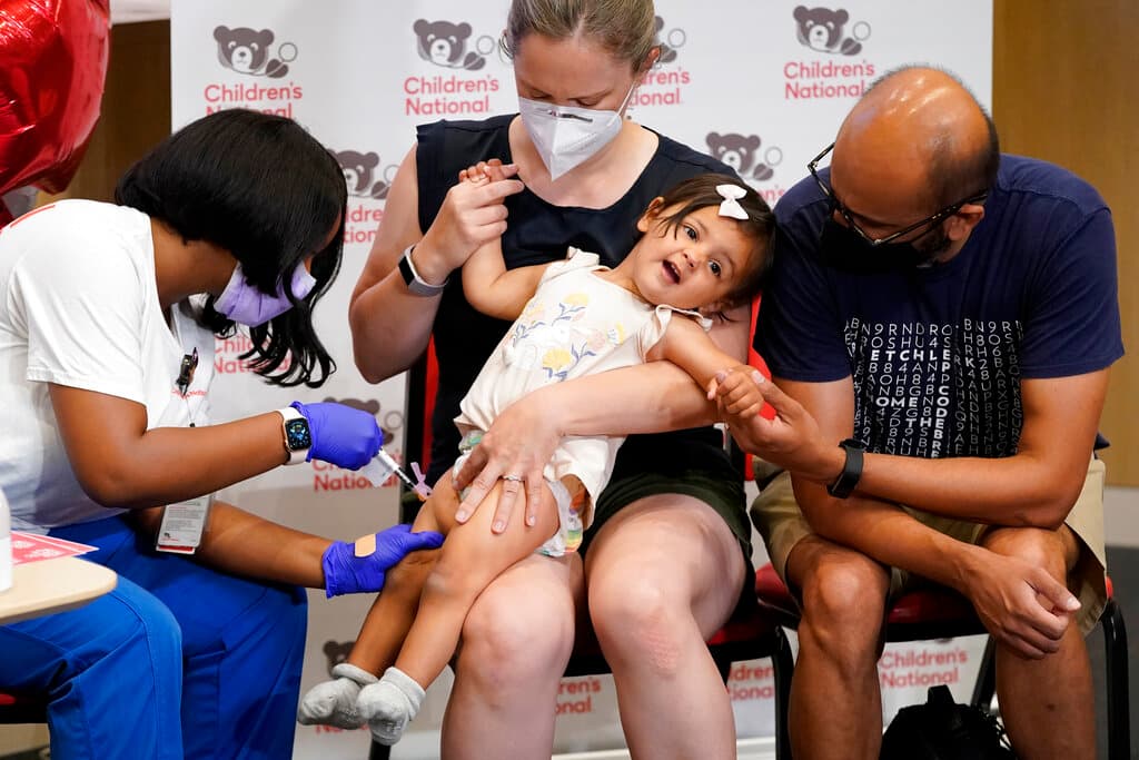 La vacuna de Moderna, está autorizada para niños de 6 meses a 5 años, se aplica en dos dosis, con un mes de diferencia. Se puede administrar una tercera dosis de la serie primaria al menos un mes después de la segunda dosis a personas inmunodeprimidas, de acuerdo con la información de UCLA Health.