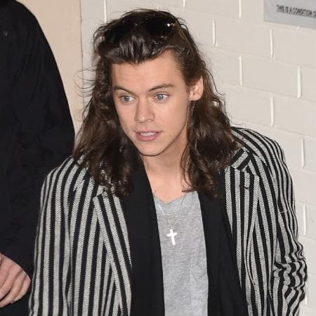 Styles le pidió a 
<b><a href="https://www.univision.com/temas/kendall-jenner">la joven</a></b> de 24 años que calificara como padres, de mejor a peor, a sus hermanos. Si no lo hacía tenía que beber un
<b> ponche de huevo </b>elaborado, supuestamente, hace 
<b>mil años.</b>