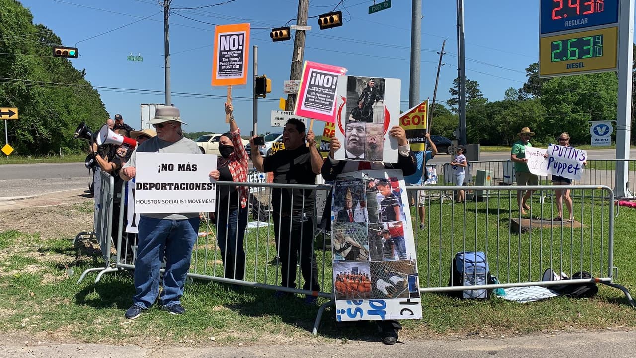 Este grupo de activistas del Movimiento Socialista de Houston se hizo presente con pancartas para rechazar las deportaciones, la detención de menores y lo que consideran el régimen "Trump-Pence".