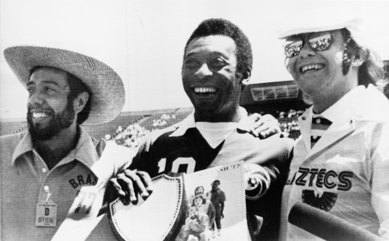 En el andar conoció al cantante Long John Baldry y al saxofonista Elton Dean, en quienes se inspiró para su nuevo nombre artístico: Elton John. En 1970 el tema en coautoría con Bernie Taupin, ‘Your Song’, lo catapultó a los primeros lugares de las más importantes listas de popularidad en el Reino Unido y en Estados Unidos.