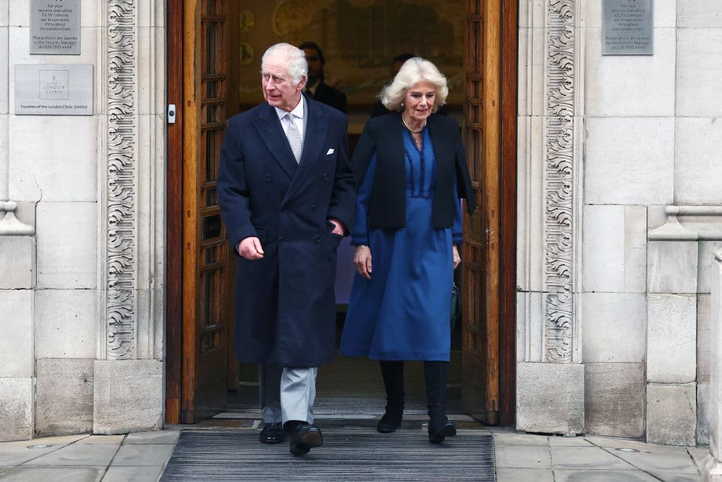 El rey Carlos III y la reina Camilla salen de la Clínica de Londres el 29 de enero de 2024 en Londres, Inglaterra. El rey pasó tres noches en la clínica.