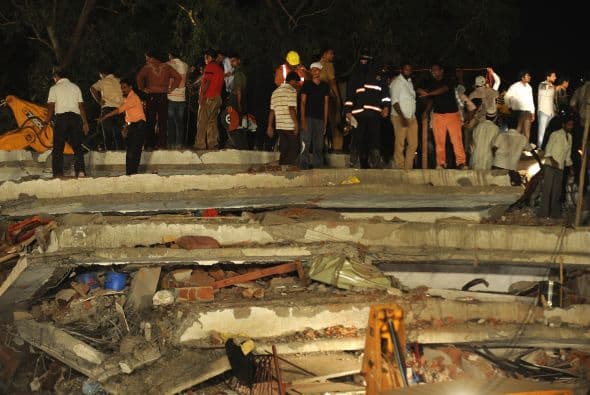 "Evidentemente, estaba mal hecho", admitió el funcionario, quien, no obstante, aseguró que "es difícil identificar a los culpables". Rescatistas continúan con los trabajos y residentes locales se reúnen cerca de los escombros. Con información de AFP y Efe.