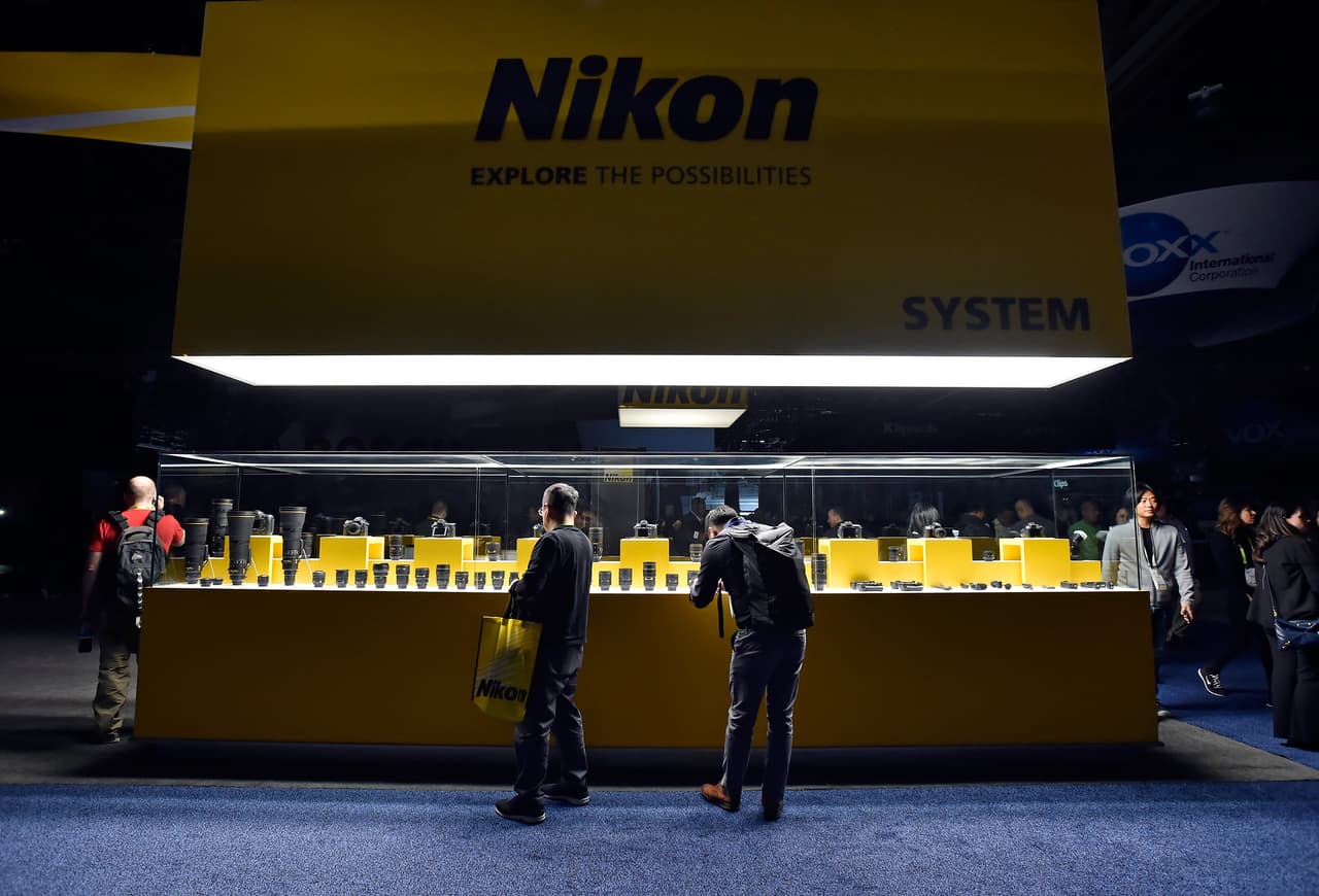 “Hay un corte de energía aislado en el Centro de Convenciones de Las Vegas. Estamos trabajando duro para resolver esto y agradecemos su paciencia”,
<b><a href="https://twitter.com/intent/retweet?tweet_id=951174164244676608&ref_src=twsrc%5Etfw&ref_url=http%3A%2F%2Fcnnespanol.cnn.com%2F2018%2F01%2F10%2Fapagon-en-el-ces-en-las-vegas-deja-a-oscuras-a-una-de-las-mas-importantes-ferias-de-tecnologia%2F&original_referer=http%3A%2F%2Fcnnespanol.cnn.com%2F2018%2F01%2F10%2Fapagon-en-el-ces-en-las-vegas-deja-a-oscuras-a-una-de-las-mas-importantes-ferias-de-tecnologia%2F&tw_i=951174164244676608&tw_p=tweetembed"> publicó en su cuenta de Twitter la organización del evento. </a></b>