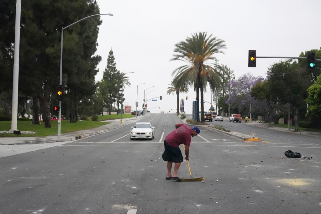 Y mientras la Guardia Nacional se mantiene vigilante, 
<b>un vecino que se identificó como Jovani Van</b>, se unió a otras personas que acudieron a 
<b>limpiar la zona de la protesta en Paramount</b>.