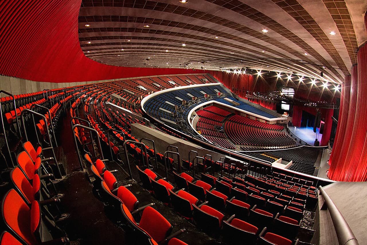 EL Auditorio Nacional es un ícono arquitectónico de la ciudad de México, con una capacidad para 10,000 espectadores. Fue crucial en la formación de 
<a href="http://www.univision.com/noticias/muertes/muere-teodoro-gonzalez-de-leon-el-arquitecto-que-diseno-el-mexico-moderno" target="_blank"><b>González de León</b></a> la beca que en 1947 obtuvo del gobierno francés, para trabajar durante 18 meses en el taller de Le Corbusier en Francia.