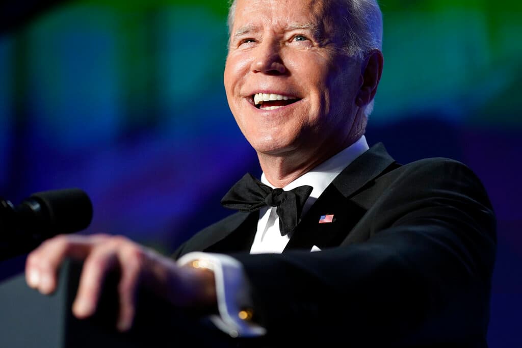 El presidente aprovechó la oportunidad para
<b>mostrar su habilidad para la comedia y bromear sobre las críticas que ha recibido en sus 15 meses en el cargo</b>, además de lanzar indiretas a su predecesor, el Partido Republicano y los miembros de la prensa.