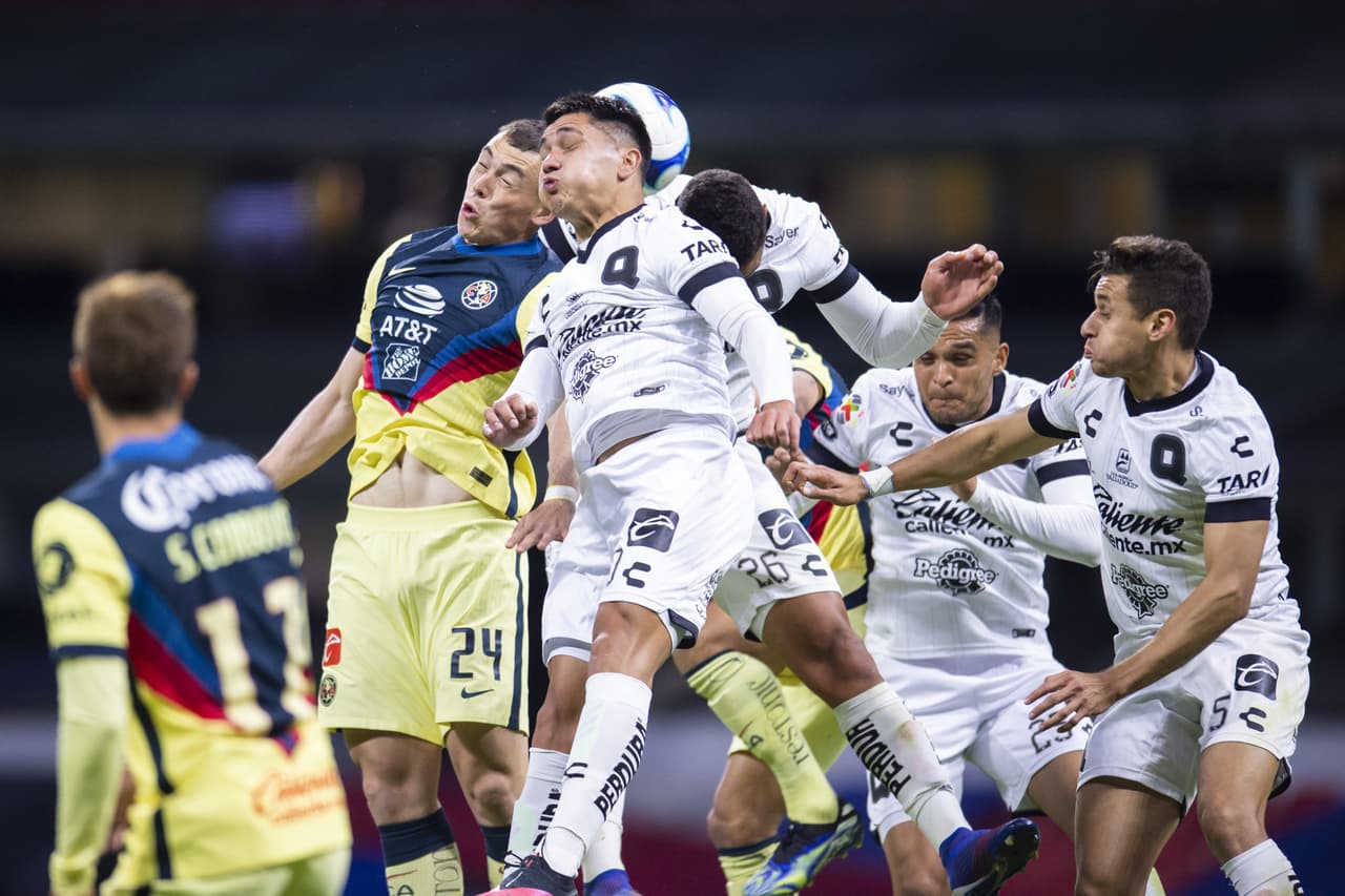 Desde los 12’ del juego, Doldán salió expulsado. Naveda (26’) marcó el primero para adelantar a las Águilas y Sepúlveda (45+1’) emparejó los cartones. En la recta final apareció Henry Martin (84’) para hacer el tanto de la victoria. Las Águilas llegaron a 13 unidades y son líderes; Gallos se quedó en 9. En la J7, América visitará al Atlas y Gallos recibirá al Puebla.