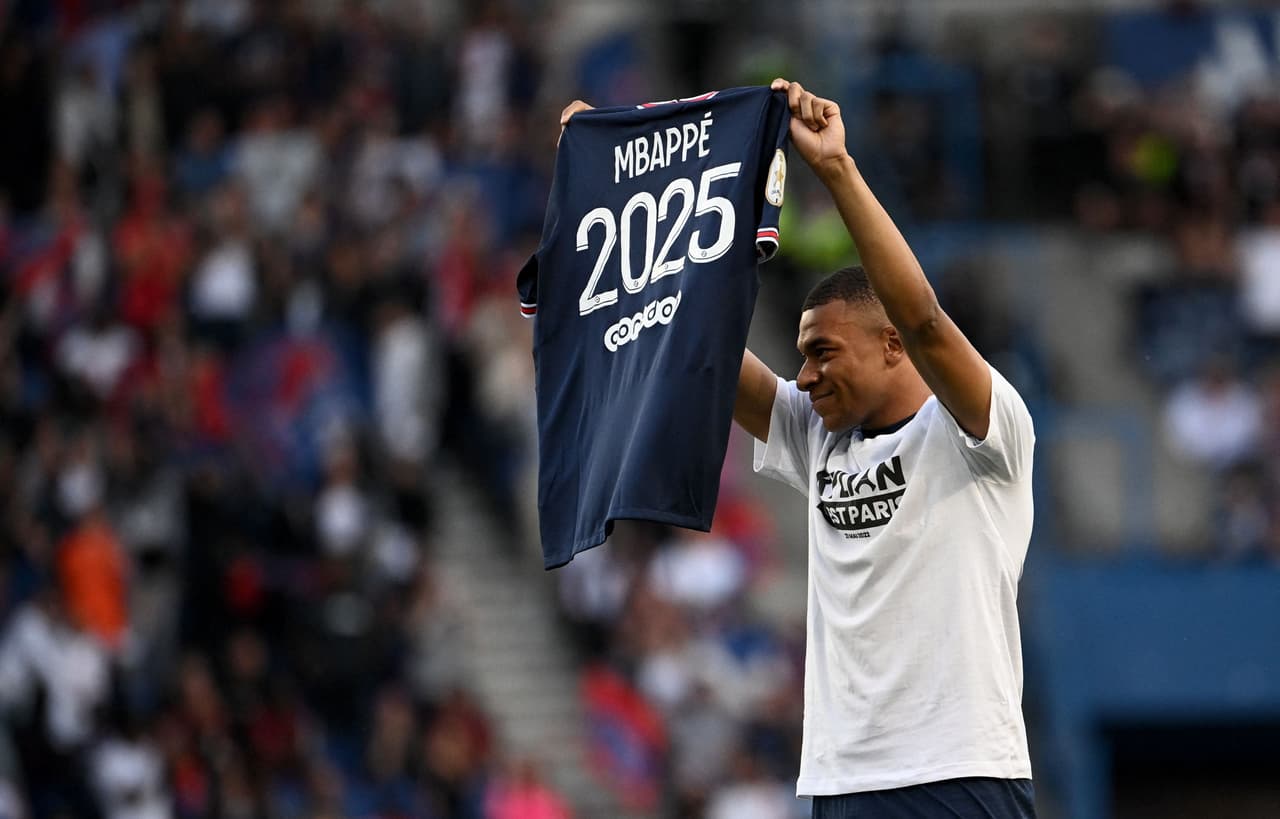 Kylian Mbappé anunció su renovación con el PSG en el Parque de los Príncipes y previo al inicio del partido ante el Metz.
