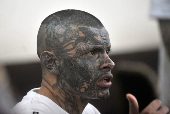 Los tatuajes con los que visten su rostro tienen significados especiales. Es conocido por ejemplo que las lágrimas que se colocan debajo de los ojos corresponden a las personas a las que les han quitado la vida.