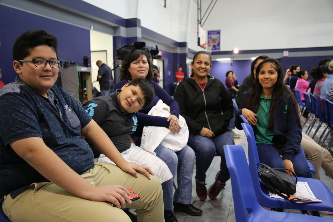 Una imagen que resaltaba en medio del concurrido grupo de inmigrantes: madres con su hijos en busca de respuestas.
<br>