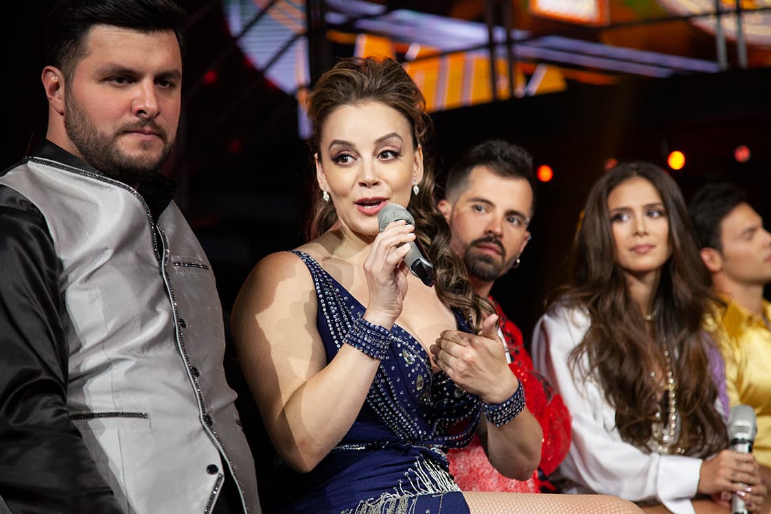 La empresaria y predicadora de 37 años de edad ama bailar y 
<a href="https://www.univision.com/shows/mira-quien-baila/cara-a-cara-rosie-rivera-ajusta-cuentas-con-rommel-pacheco-y-paul-stanley-video" target="_blank">se considera mejor bailarina que Rommel Pacheco o Paul Stanley</a>.