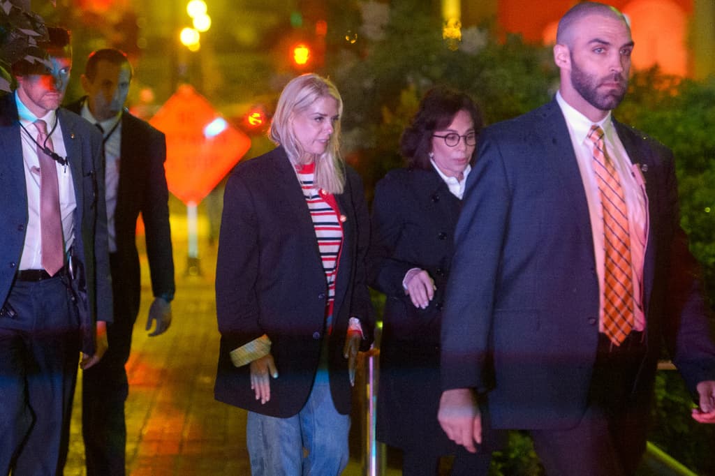 La fiscal general Pam Bondi (centro) y la fiscal federal para el Distrito de Columbia, Jeanine Pirro (segunda a la derecha), se dirigen a los vehículos mientras las fuerzas del orden trabajan en el lugar de los hechos después de que dos empleados de la Embajada de Israel en Washington fueran asesinados a tiros frente al Museo Judío de la Capital, el jueves 22 de mayo de 2025, en Washington.