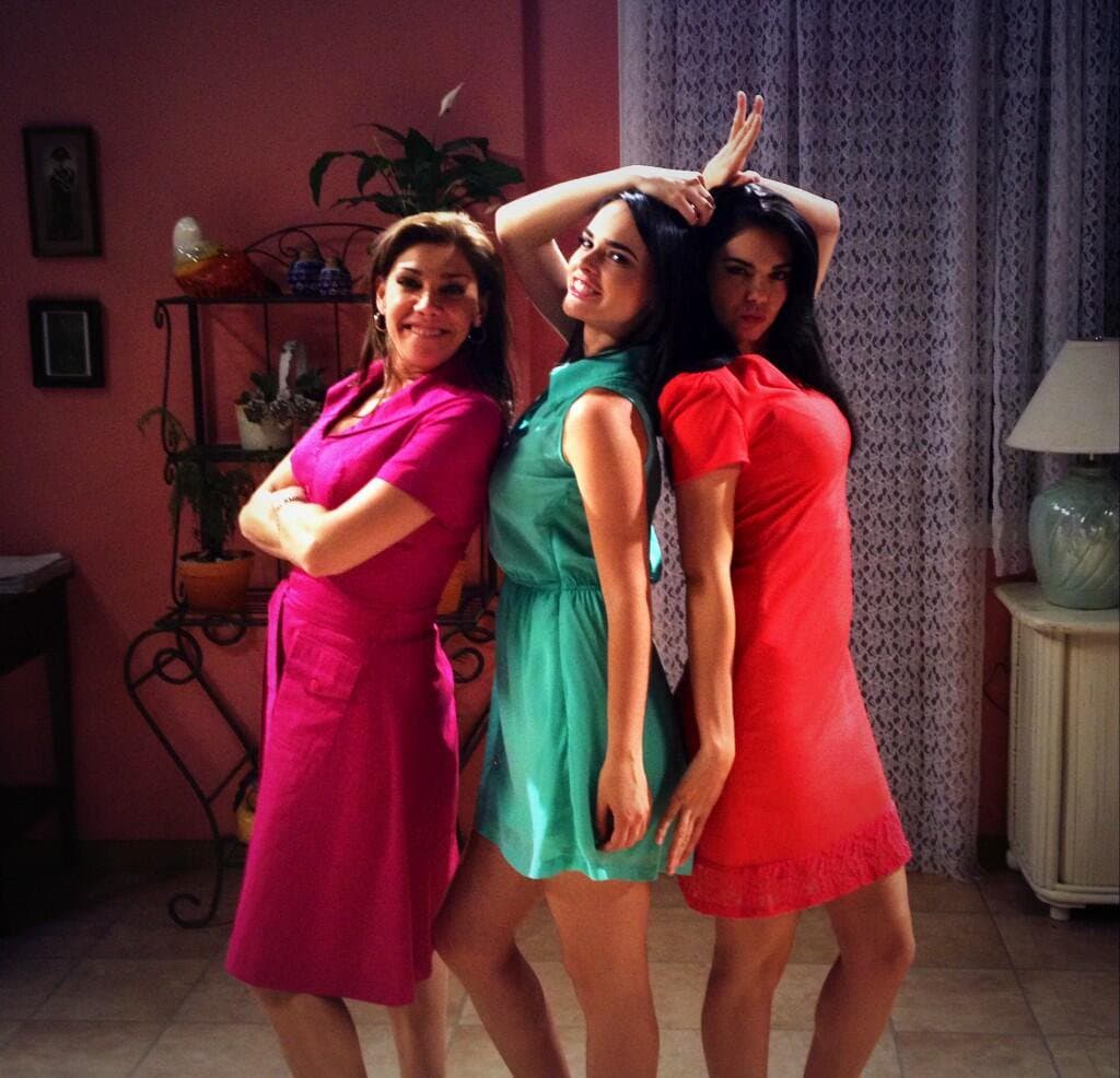 Cynthia Klitbo siempre se ha caracterizado por sostener una excelente relación con sus compañeros de novela. En "De que te quiero te quiero" aprovechaba cada segundo para bromear con 
<b><a href="http://www.univision.com/temas/livia-brito">Livia Brito</a></b> y 
<b><a href="http://www.univision.com/temas/fabiola-guajardo">Fabiola Guajardo</a></b>.