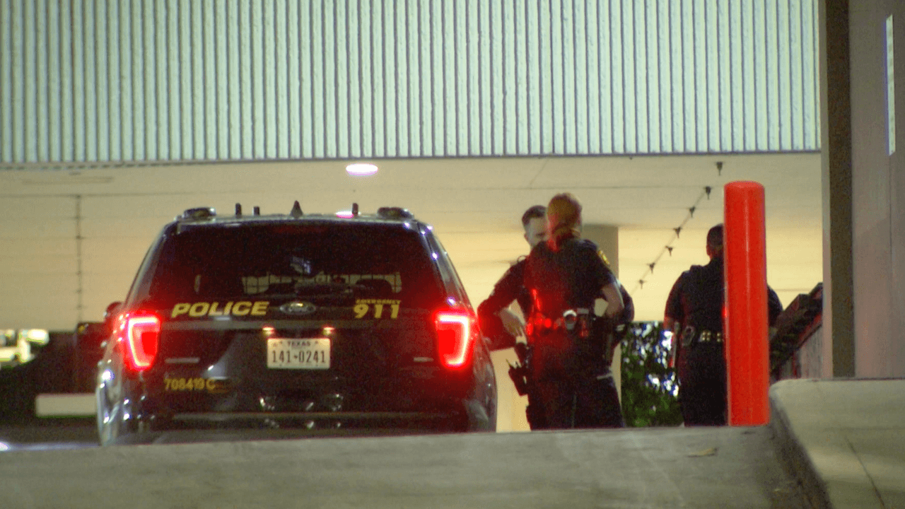 Hombre estaba en un carro en el Downtown, y le disparan dos veces en la cabeza