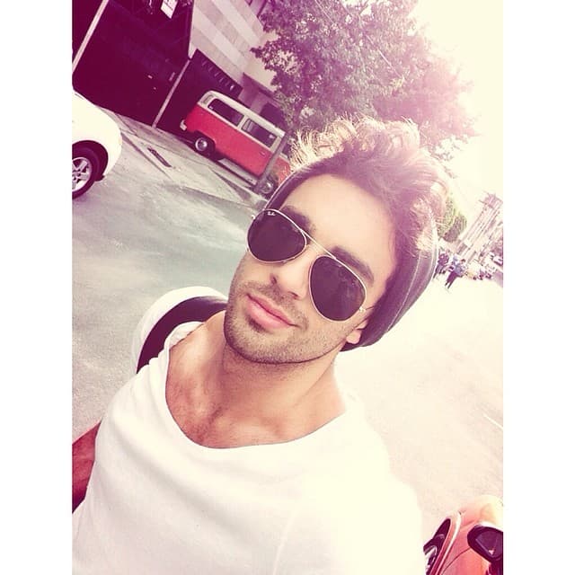 No sólo es guapo, es guapísimo.