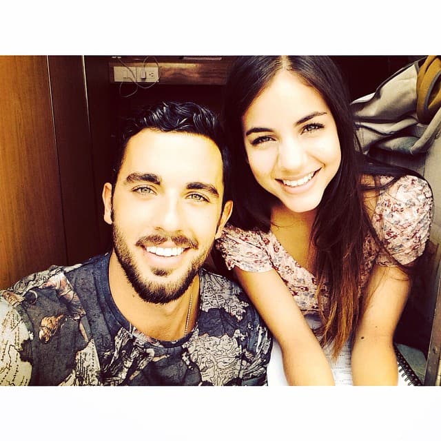 Un bombón que también levanta la mano.