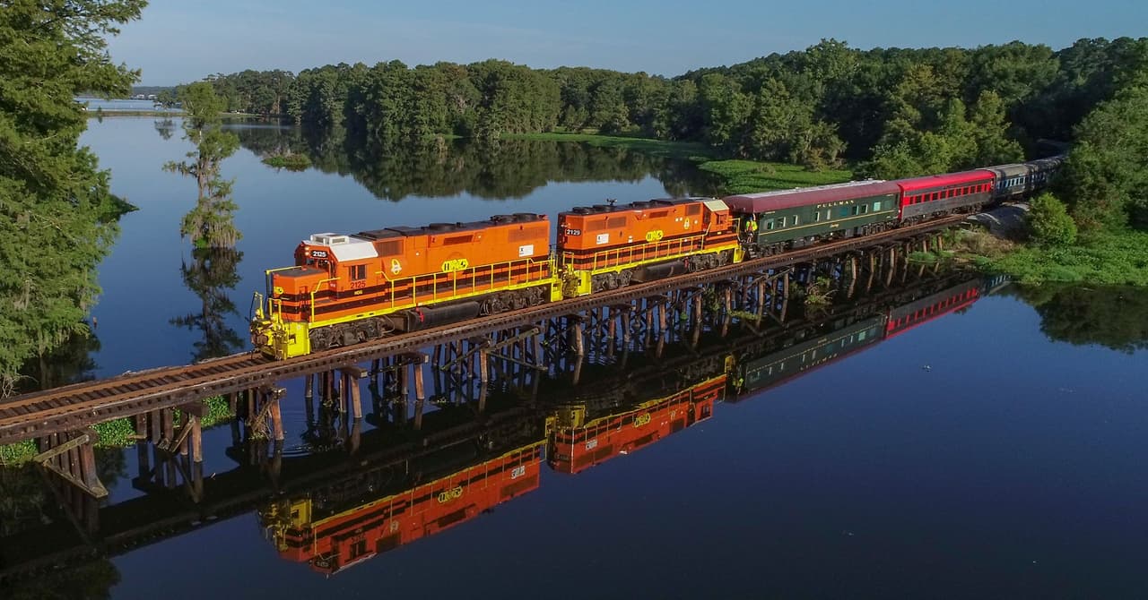 <b>SAM Shortline Train</b>
<br>
<b>Sitio web</b>: 
<a href="https://www.samshortline.com/">https://www.samshortline.com/</a> 
<br>
<b><a href="https://maps.app.goo.gl/DUcWcFsdf9GNWbu59">Cómo llegar</a> </b>
<br>
<br>Viaja en un antiguo tren SAM Shortline desde Cordele hasta una de varias paradas, incluida Leslie, Georgia, sede del Georgia Rural Telephone Museum, y Plains, que se hizo famoso gracias a Jimmy Carter. Pasa la noche en Lake Blackshear Resort y convierte tu fin de semana en algo inolvidable.