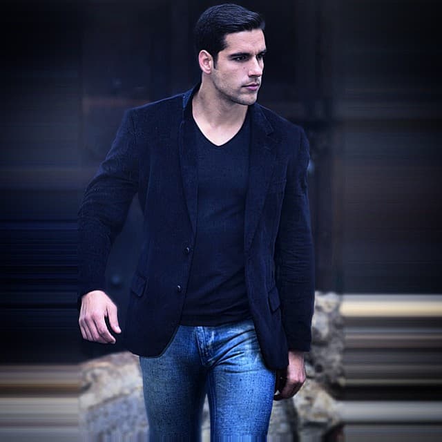 Su galanura nos hace dudar que exista una mujer a la que no pueda seducir.