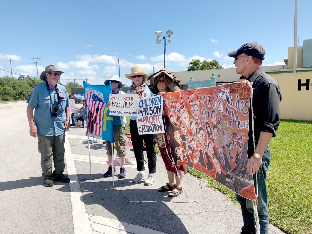 Rubin cada día cuenta lo que ve en sus redes sociales en sus perfiles 'Witness: Tornillo. Target: Homestead' (Testigo: Tornillo. Objetivo: Homestead). Gracias a los post, personas de todo el país saben lo que sucede en Homestead y algunos van a apoyarle en la protesta. Esta semana ha contado con el apoyo de activistas de Florida, Texas y New Hampshire.