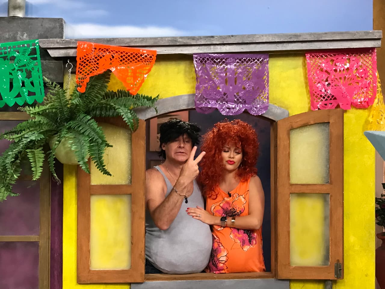 De balcón a balcón, los vecinos de Barrio Chinche se divierten haciendo de las suyas.