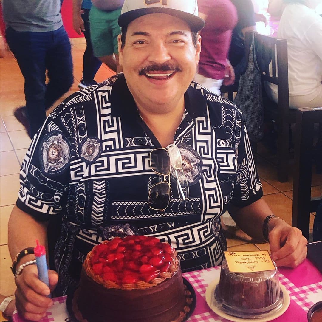 "Él es el
<b><a href="https://www.univision.com/famosos/julio-preciado-se-recupera-del-trasplante-de-rinon-pero-no-quiere-echar-las-campanas-al-vuelo-fotos" target="_blank">primer paciente trasplantado</a></b> que llega a esta torre covid. No habíamos tenido la necesidad de tener un trasplantado, pero él es el primero que desafortunadamente llega aquí".
<br>