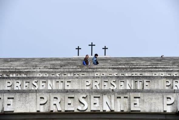 El pontífice accedió por su puerta principal, coronada por un letrero en el que puede leerse en alemán "Unidos en la vida y en la muerte".
