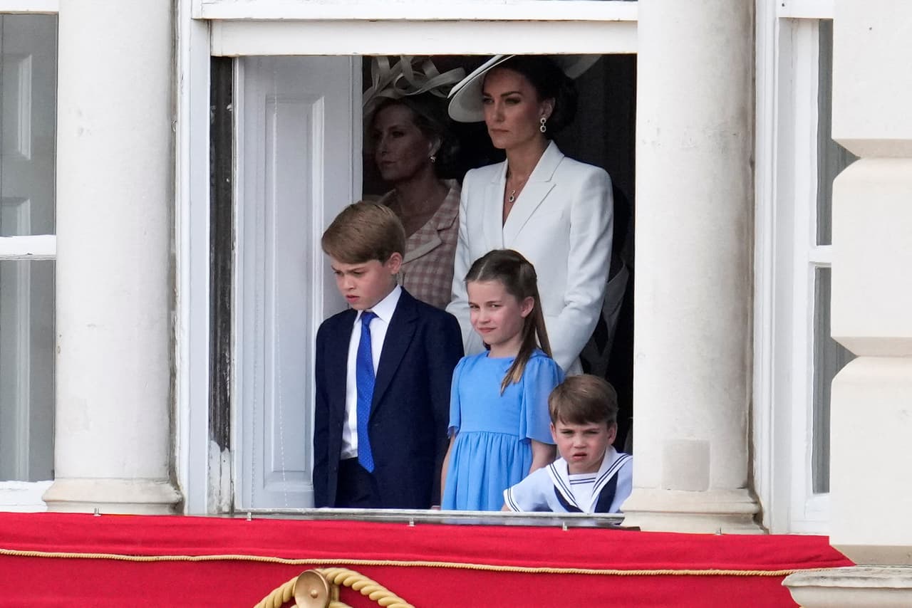 Antes de aparecer oficialmente en el balcón del Palacio de Buckingham, el mini royal observó el ‘Trooping the Colour’ y saludó a los presentes desde una de las ventanas.
<br>