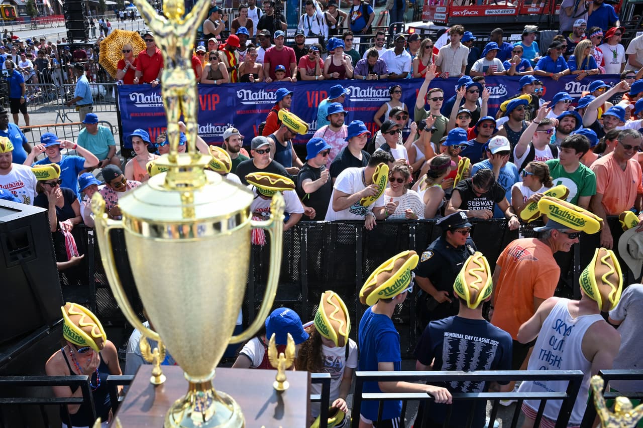 Sudo, de 37 años, estaba decepcionada por el total que le dio la victoria, debido a que se quedó a nueve hot dogs de su récord histórico. Dijo que la competencia de Ebihara, de 27 años, la desconcertó.
<br>