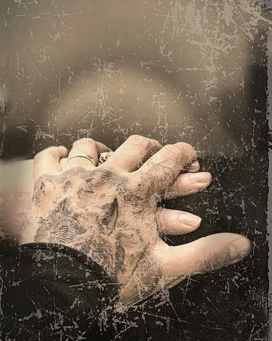 Cuando el vocalista de La Trakalosa de Monterrey compartió esta fotografía en Instagram, de inmediato empezaron los rumores de sus seguidores, quienes ya especulaban que él había contraido matrimonio con la actriz mexicana, Alma Cero.