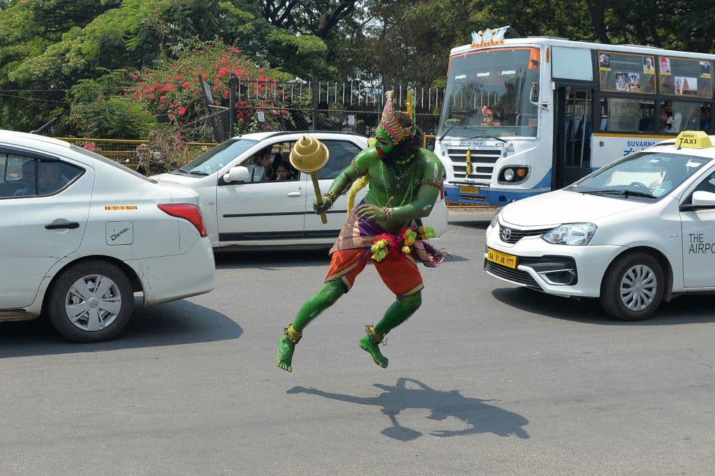 <b>Lugar 5: Bangalore, India.</b>
<br>
<br>Tiempo promedio para recorrer 6.2 millas: 23 minutos 40 segundos.
<br>Tiempo en horas pico al año: 212 horas.
<br>Velocidad promedio en horas pico: 13.6 millas/hora.
<br>Variación respecto a 2021: +1 minuto 40 segundos.