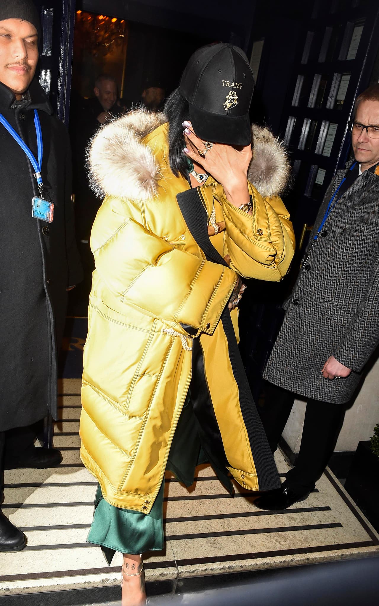 Pero 'RiRi' hizo hasta lo imposible por que los paparazzi no le vieran el rostro.