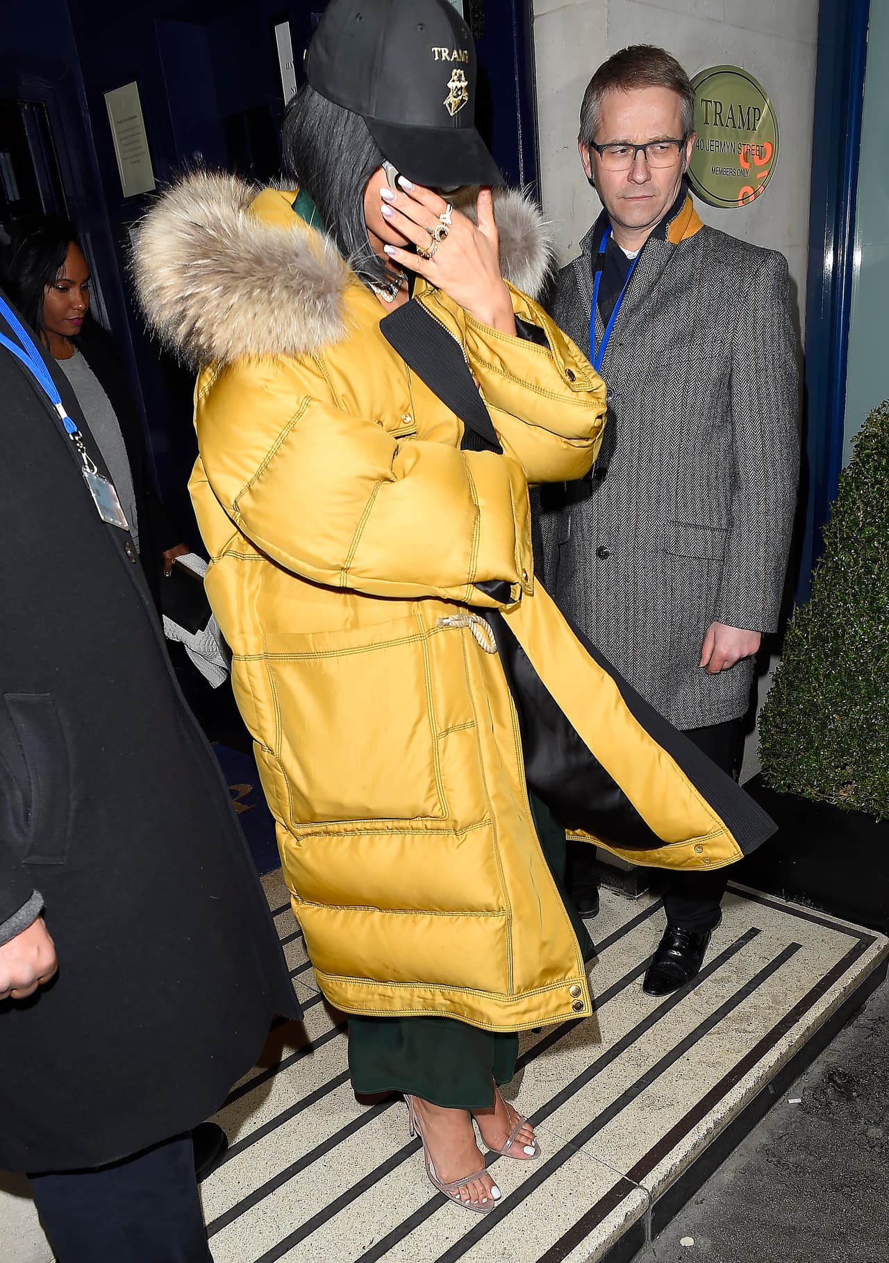 ¿De qué te escondes Rihanna? Parece que los paparazzi esta vez la incomodaron demasiado.