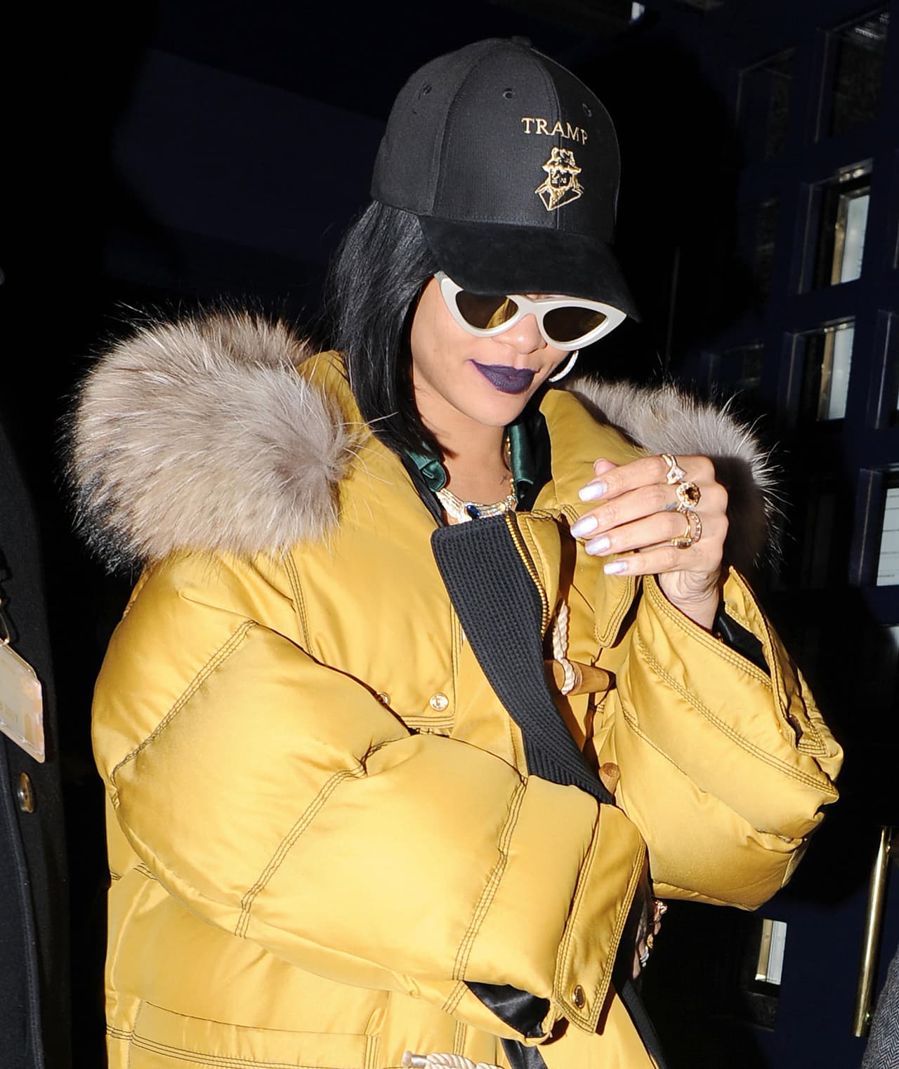 'RiRi', muy sonriente, ocultó sus bellos ojos bajo esas gafas.